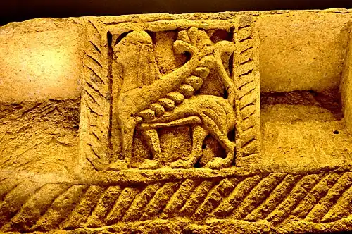 Relief étrusque avec sphinx.