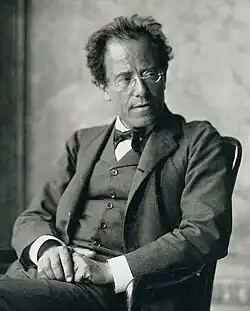 Gustav Mahler dans la foyer de l'opéra de Vienne, 1907.