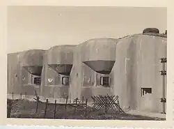 Ancienne vue du bloc 5, avec trois créneaux pour canon de 75&nbsp;mm.