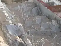 La carrière protégée par le géotextile et du sable lors de la construction du projet immobilier.