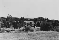 Photographie «Indian Graveyard No. 1», tirée du rapport «Histoire des Indiens enterrés dans la région du réservoir de Friant Dam (Californie) ... - NARA - 296229 (rognée)