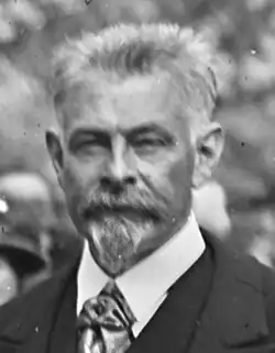 Eugène Morel lors de la remise d'une épée à Georges Lecomte