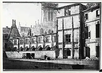 Photographie en noir et blanc du palais ducal après l'incendie, côté jardin.