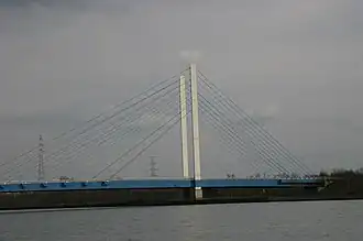 Pylone et harpe vus d'en amont