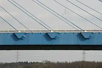 Les ancrages des haubans sur le tablier