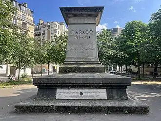 Le socle de la statue fondue d'Arago.
