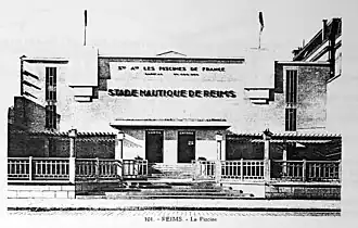 Façade du Stade Nautique de Reims lors de sa construction.