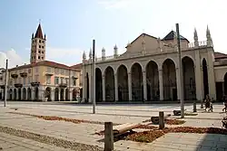 Façade de la cathédrale de Bielle et son campanile, à gauche.