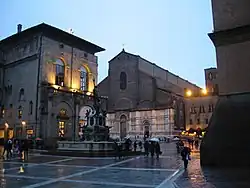 Palazzo del Podestà à gauche,Basilique San Petronio au fond,Fontaine de Neptune au premier plan,Piazza Maggiore en arrière-plan