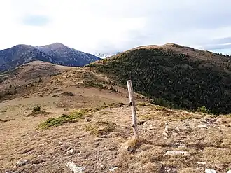 Vue du pic de l'Estelle (à droite) depuis l'est ; à gauche, le pic Gallinasse (2 461 m).