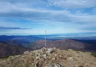 Vue vers le nord depuis le pic, sur les Aspres et la plaine du Roussillon.