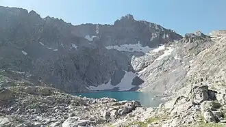 Vue du lac Tourrat avec, à droite, l'arête du Bugarret.