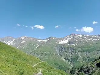 Le pic de l'Ouillon encadré par la pointe des Ouillons à gauche et les Grandes Aiguilles à droite vus depuis l'adret de la tête des Tufs au nord-ouest.