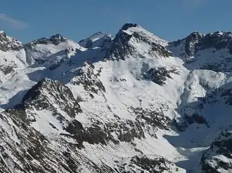 Vue du pic des Gourgs-Blancs (au centre) et des pics de Clarabide (à droite) depuis le pic de la Hourque.