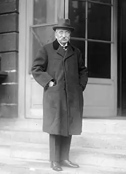 Stephen Pichon dans la cour d'honneur du Sénat en 1920.