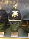 Ce casque, du même genre que le Pickelhaube allemand, a été utilisé par le Corps des Marines des États-Unis (1892-1904).