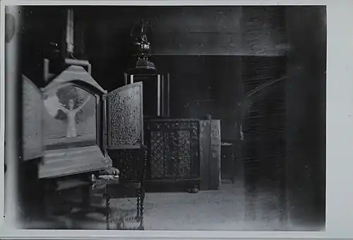 Dans l'atelier de l'artiste à Kalela.