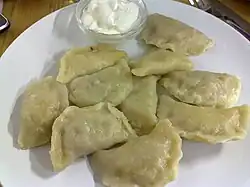 Les pierogi, plat national polonais, sont l'une des traditions culinaires polonaises les plus durables. Ils trouvent leur origine dans les traditions culinaires des anciens territoires de l'est de la Pologne (Kresy).