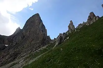 Le col et la Pierra Menta vus depuis le nord-est.