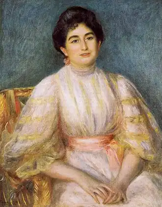 Portrait d'une femme élégante assise, en robe claire à manches bouffantes.