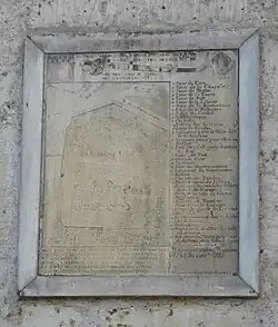 Pierre de la Bastille dans la façade de la mairie de Saumur.