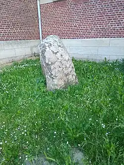 Pierre dressée près de l'église.