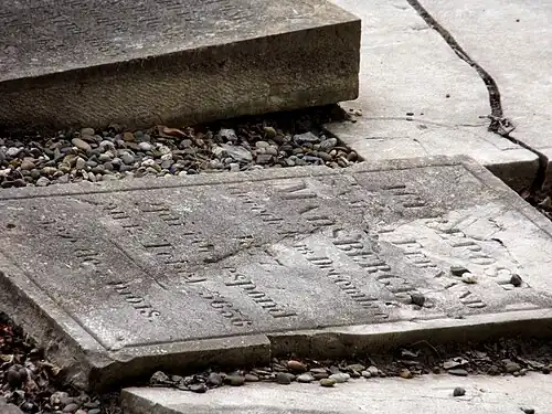 Pierre tombale du cimetière israélite datée de 1877.