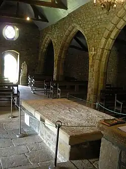 La pierre Tombale vue de l'autel vers le portail.