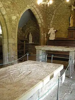 La pierre Tombale vue vers l'autel