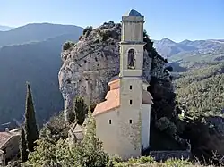 Église Saint-Sébastien-Saint-Martin de Vieux-Pierrefeu coincée entre deux massifs rocheux.