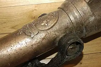 Pierrier en bronze aux armes de Louis XIII (1re&nbsp;moitié XVIIe&nbsp;siècle), fouille du site de Brescou, au large d'Agde.