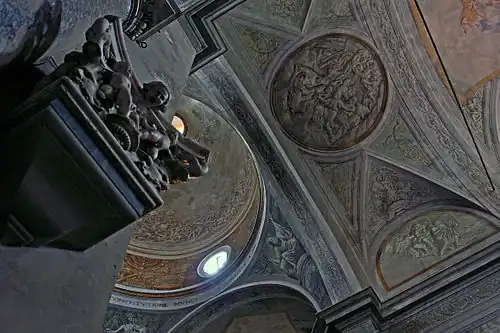 Détail d'un chapiteau et des fresques du plafond.