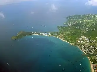 Vue de Pigeon Island avec le bourg de Gros Islet à droite de l'image