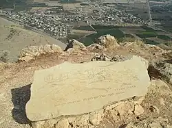 Photo d'une table d'orientation dominant nettement le paysage