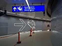 Couloir entre l'aéroport et la gare.