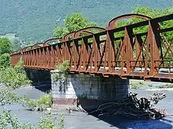 Une pile en biais par rapport au pont.