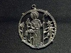 Enseigne représentant Procope de Sázava, trouvé à Karlova Hut' en Tchéquie.