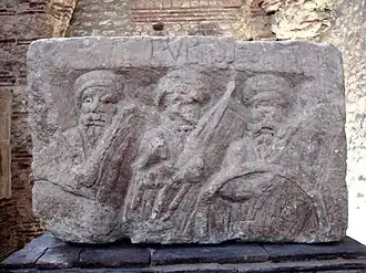 La dédicace et les Nautes armés.