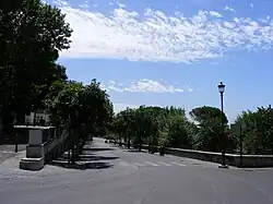Montée du Pincio par la route, depuis l'église de la Trinité-des-Monts et la Villa Médicis. L'arrivée au sommet.