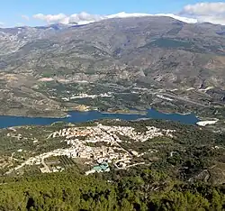 Vue vers le N-E : Pinos del Valle&nbsp;(es), le réservoir de Béznar&nbsp;(es) et la sierra Nevada en arrière-plan