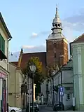 Église paroissiale de Piotrków vue de la place Stefan-Czarniecki.