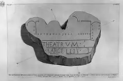 Dessin du fragment de la Forma Urbis où apparaît le théâtre et où est représenté le portique à l'arrière du théâtre contenant deux petits sanctuaires (non visibles).
