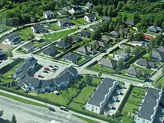 Immeubles résidentiels à proximité de la tour de télévision