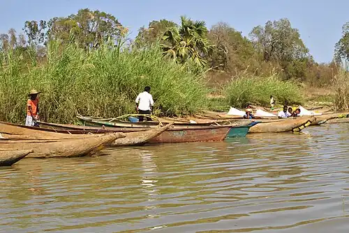 Pirogues, moyen de transport des marchandises et marchands dans les villages aux alentours du lac Kinkony, Boeny, Madagascar.