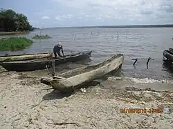 Pirogues accostées en bordure du Lac Ahémé.