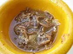 Pissalat d'anchois, huile d'olive et aromates.