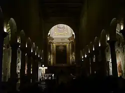 Vue intérieure lors d'une cérémonie nocturne