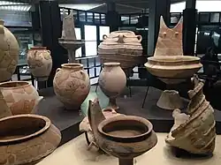 Pithoi (vases pour conserver les provisions, utilisés comme vases funéraires). Âge du bronze moyen sicilien, fin XVe /début XIIIe&nbsp;siècle&nbsp;av. J.-C. Thapsos