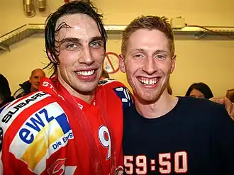 Domenic Pittis (à gauche) à côté d'un fan