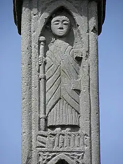 Bas relief représentant saint Jacques le Majeur, détail de la croix de cimetière de Pléchâtel.